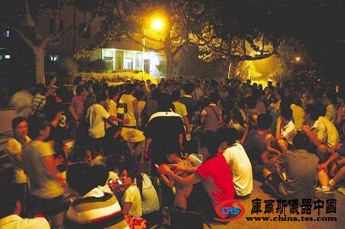 煙臺大學(xué)上演“占座門” 千人晝夜排隊為占座位