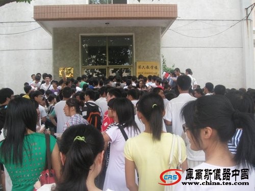 煙臺大學(xué)千名大學(xué)生為占座考研通宵排隊(圖)