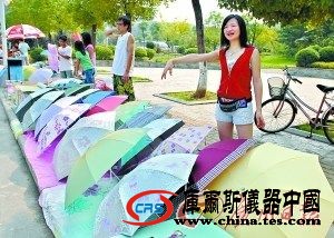 廣州白領(lǐng)下班后開車擺地?cái)傄l(fā)爭(zhēng)議(組圖)