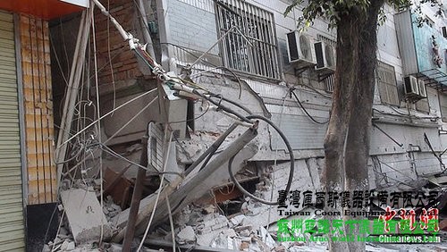 3月10日12時(shí)58分，云南省德宏州盈江縣發(fā)生里氏5.8級(jí)地震，震源深度約10公里。地震造成縣城電力、通訊中斷，天緣超市、永勝賓館及多處民房倒塌，城區(qū)大部分圍墻倒塌。該縣目前啟動(dòng)了《盈江縣地震應(yīng)急預(yù)案》四級(jí)響應(yīng)，積極開展救援工作。中新社發(fā) 德宏電視臺(tái) 攝