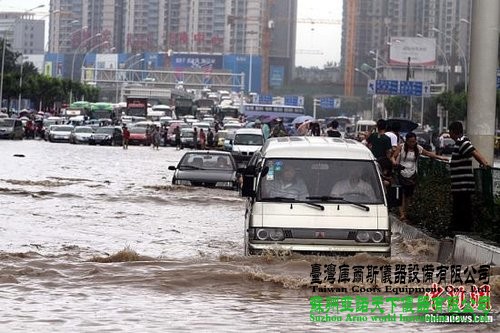 6月18日，車輛在武漢積水的道路上艱難行駛。當日，武漢降大到暴雨，全城多處交通要道積水嚴重，交通幾近癱瘓。中新社發 張暢 攝
